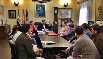 El Director General de Vélez Dorado se reúne con el Ayuntamiento de Plasencia para buscar soluciones al caso Santa Bárbara