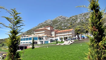 La Xunta de Galicia y el Ayuntamiento de Oia intentan evitar la demolición del Algarrobico gallego