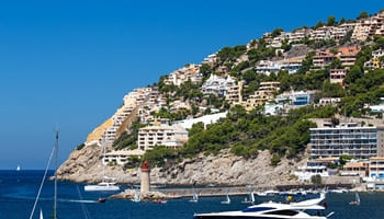 Se ejecuta la orden de demolición de los apartamentos ilegales de Cala Llamp en Andratx (Palma)
