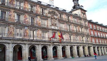21 aparatos de aire acondicionado ilegales en las fachadas de la Plaza Mayor (Madrid)